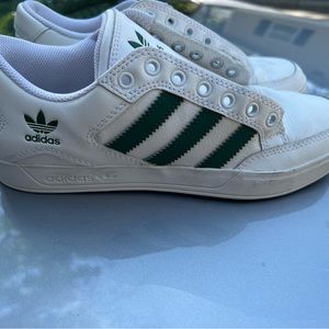 Adidas shoes womens  size 6 no laces